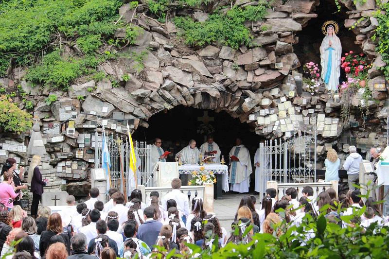 Misa-en-la-Gruta-de-Lourdes